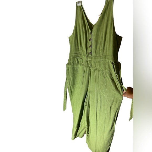 Jumpsuit with front buttons, belt and two side pockets. - Picture 2 of 2